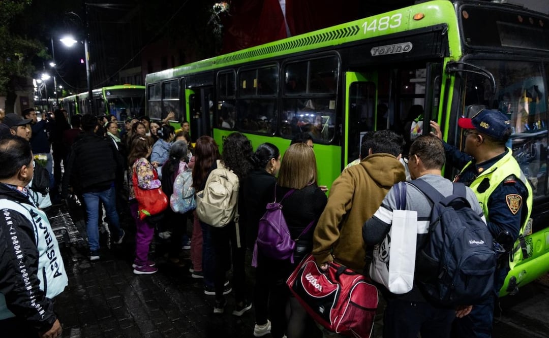 Usuarios abordan el servicio de apoyo de RTP debido al cierre temporal de estaciones desde Pino Suárez a Tasqueña, de la Línea 2 del metro. | Foto: Hugo Salvador. El Universal.
