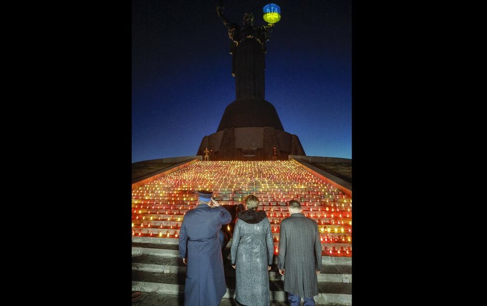 Ucranianos de todas las edades llegaron al atardecer al monumento -que mide más de 100 metros de altura y es uno de los más altos del mundo- para rendir homenaje a todos los soldados caídos y a los civiles muertos durante la agresión rusa. Foto: EFE