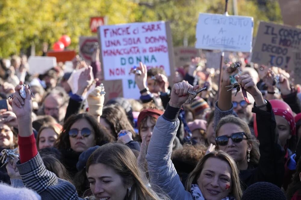 Las mujeres muestran llaves mientras se reúnen con motivo del Día Internacional para la Eliminación de la Violencia contra la Mujer, en Milán, Italia. Foto: AP