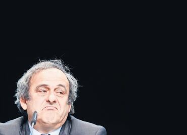Renuncia Platini