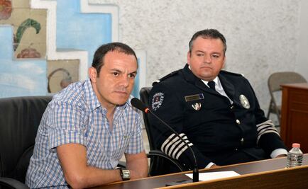 Arrojan huevos y jitomates al palacio municipal de Cuernavaca