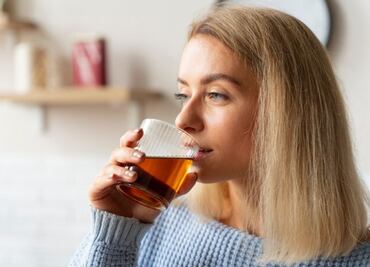 Alivia el dolor de artritis y la inflamación con las hojas de esta fruta; prepara una efectiva infusión