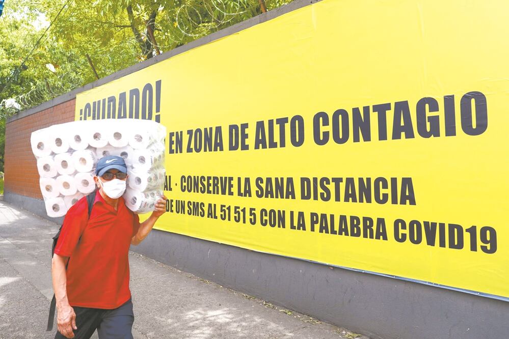 Autoridades de la Ceda colocaron lonas con la advertencia de que el lugar es zona de alto contagio, para que la gente tome sus precauciones. Foto: Especial