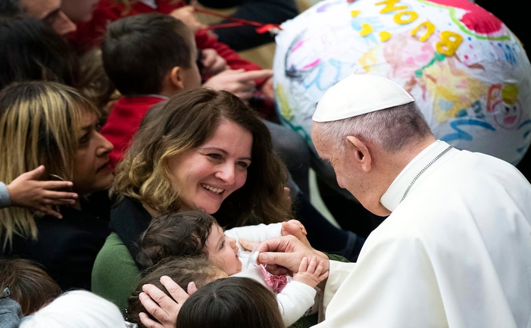 Una de las mayores discriminaciones que, a juicio del papa, sufren las mujeres es en cuanto a su formación, que "en muchos contextos es temida". Foto: EFE