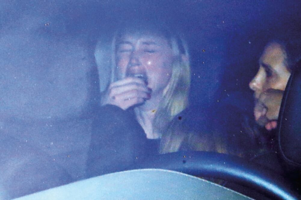 En la corte, Amber presentó fotos de su rostro golpeado y de objetos rotos. Al salir, fue captada llorando en su auto (FOTOS: TMZ)