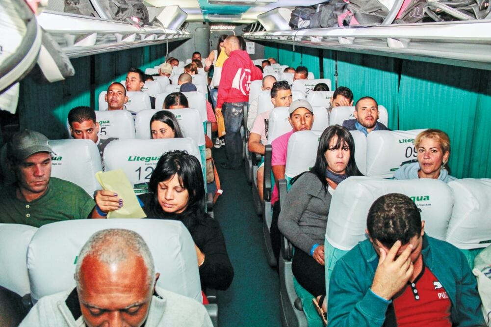 Imagen de la Cancillería hondureña, que muestra a los cubanos en tránsito hac ia EU al interior de un autobús, en el aeropuerto de la nación centroamericana (EFE)
