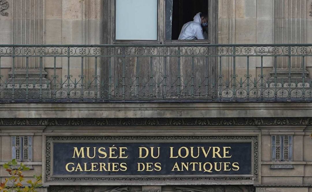 Un agente de policía trabaja en el Museo del Louvre, el domingo 19 de octubre de 2025 en París. Foto: AP