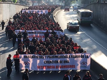 Marchan bomberos hacia la Asamblea Constituyente