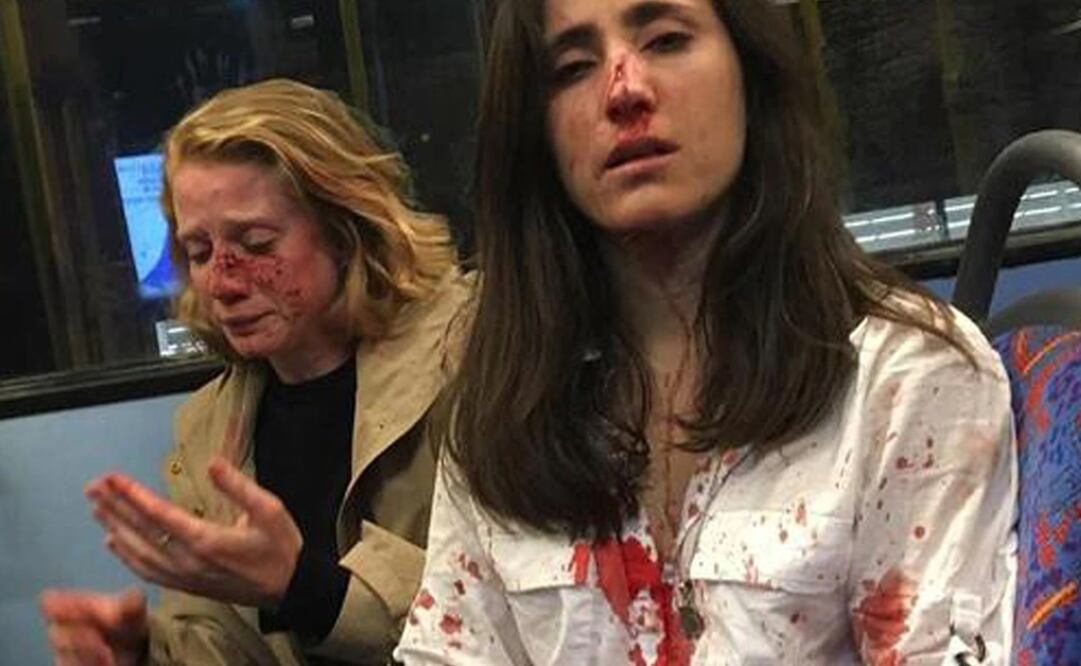 Melania Geymonat (der.) y Chris fueron atacadas en un autobús en Londres el 30 de mayo de 2019. Foto: Captura del video