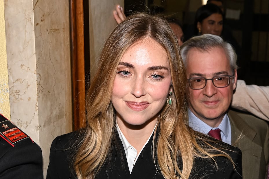 Tras meses fuera del foco, Chiara Ferragni queda absuelta y su nombre vuelve a resonar en el fashion business. Foto: AFP