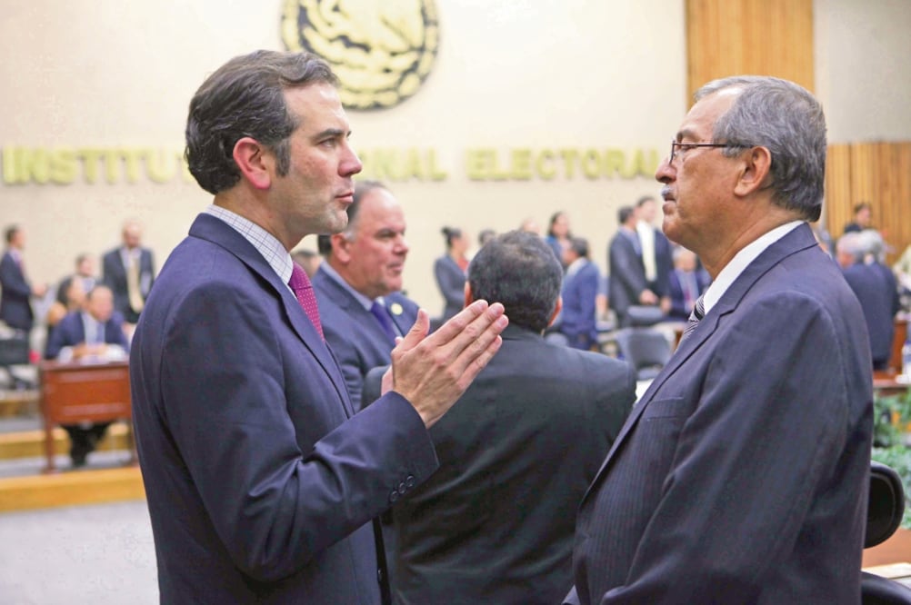 Lorenzo Córdova, consejero presidente del Instituto Nacional Electoral, y Pedro Vázquez, representante del PT ante el órgano electoral, durante la sesión en la que se decidió cancelar el registro al partido político (VALENTE ROSAS. EL UNIVERSAL)