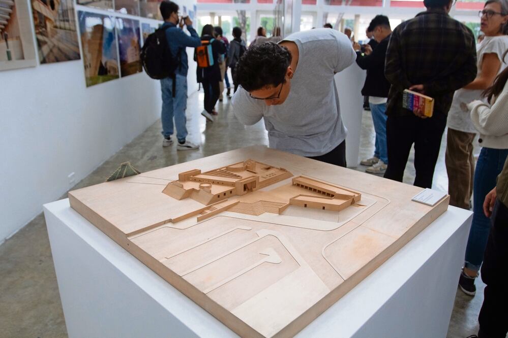 En la muestra, en la Galería María Dehesa Farías, hay maquetas de las obras más representativas de Zabludovsky. Foto: Francisco Rodríguez / El Universal