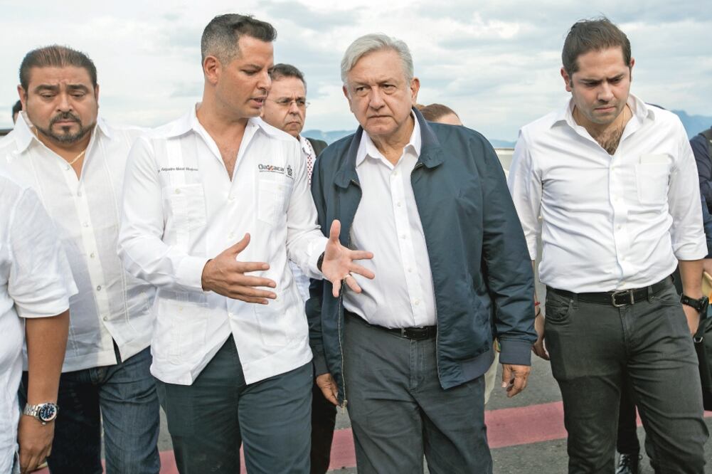 Encuentro. Andrés Manuel López Obrador fue recibido por el gobernador de Oaxaca, Alejandro Murat. Foto: YADÍN XOLALPA. EL UNIVERSAL