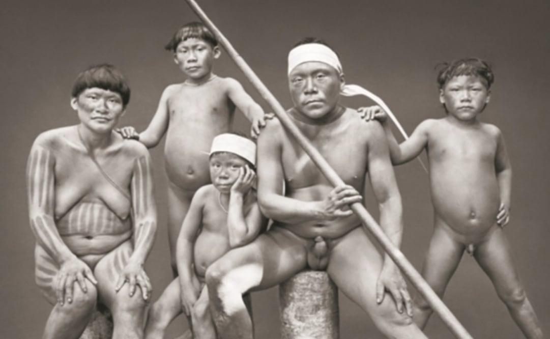 Familia korubo en el estado de Amazonas, Brasil, 2017, © S. Salgado. Foto: TOMADA DEL MUSEO DE LA FILARMÓNICA DE PARÍS