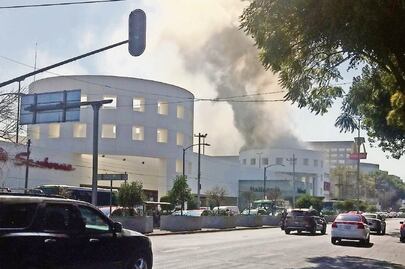 Incendio genera caos en Plaza Universidad