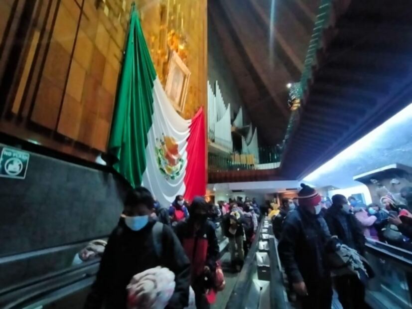 Migrantes le rezan a la Virgen de Guadalupe; "Nos trataron como animales", dicen tras choque con policías
