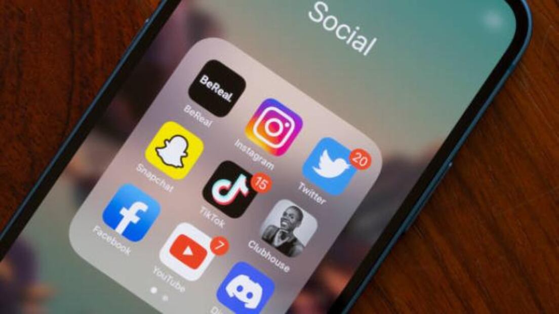 Aunque TikTok ha tomado medidas para evitar la propagación de tendencias peligrosas, algunas de estas siguen circulando en la plataforma. Foto: iStock