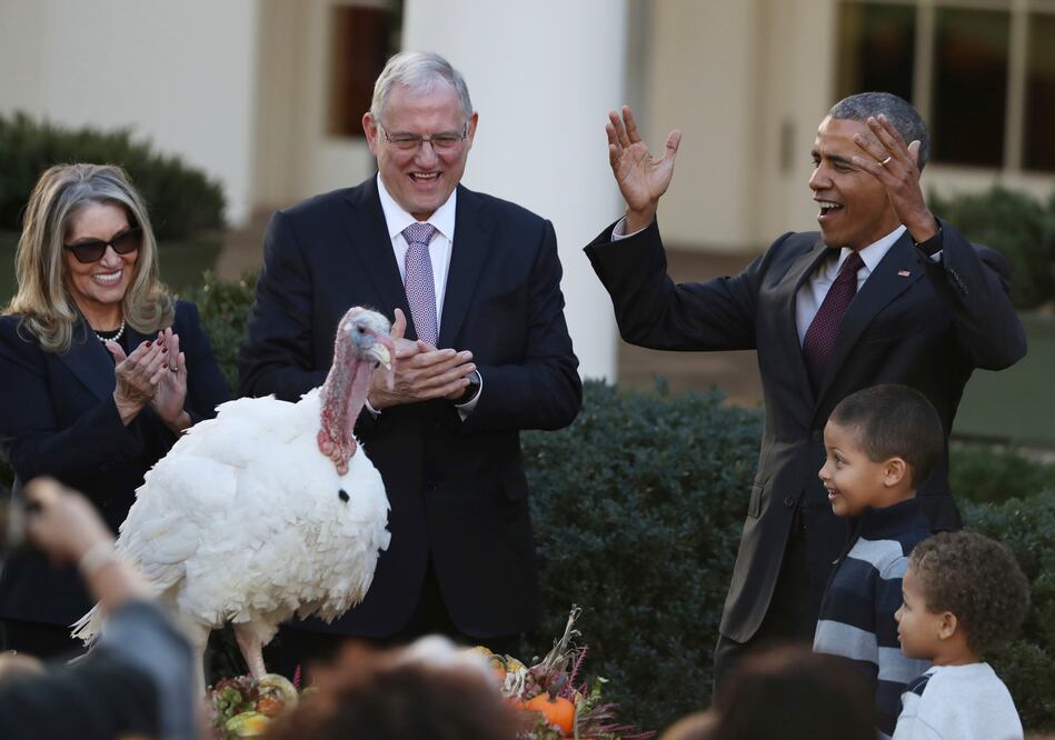 El presidente Barack Obama, rodeado de sus sobrinos Aaron y Austin Robinson, y el presidente de la Federación Nacional de Pavos John Reicks, perdona al Pavo Nacional del Día de Acción de Gracias", Tot (Foto: AP)