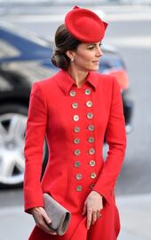 Kate Middleton sorprende en Londres con su look en rojo