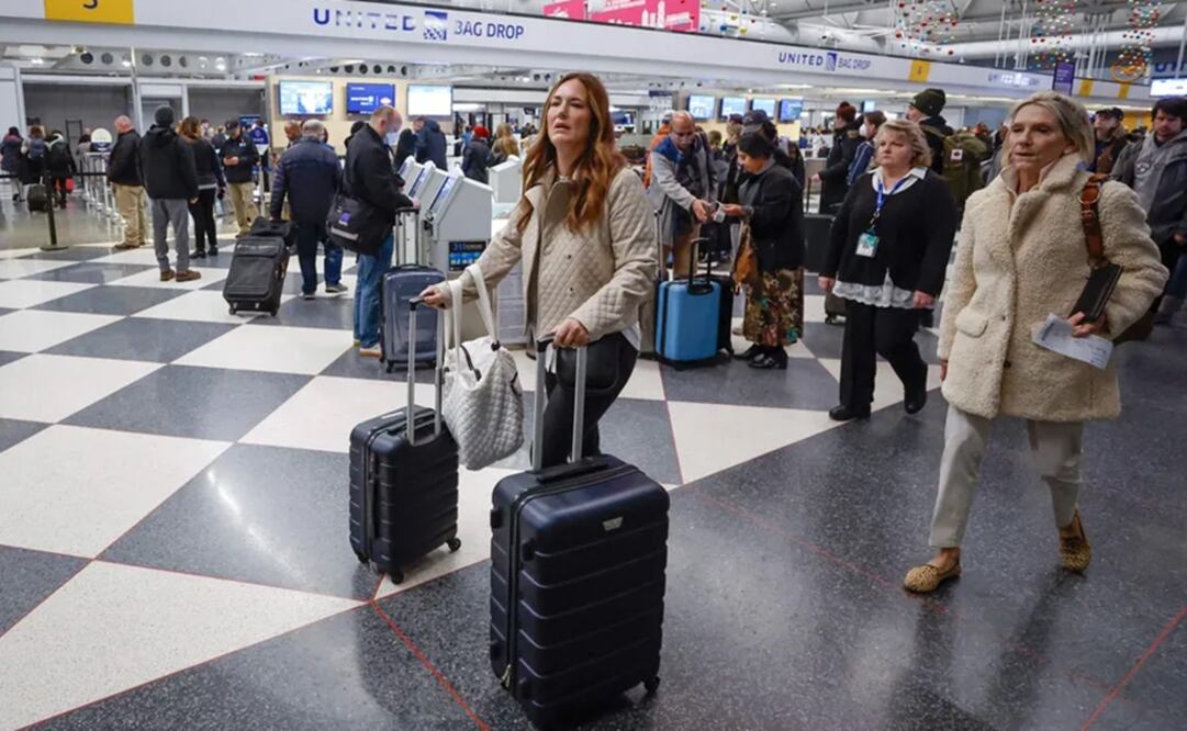 La Administración Federal de Aviación (FAA) advirtió que fuertes vientos y nieve podrían retrasar los vuelos de los principales aeropuertos del país. Foto: AFP
