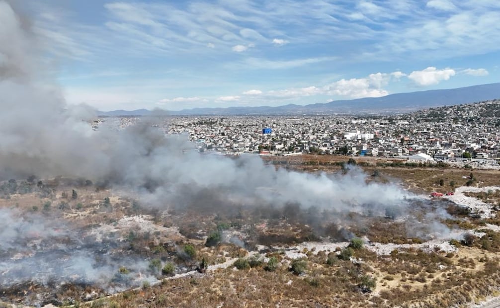 Incendio de pastizales en límites de Nezahualcóyotl y Chimalhuacán. Foto: Valente Rosas, EL UNIVERSAL