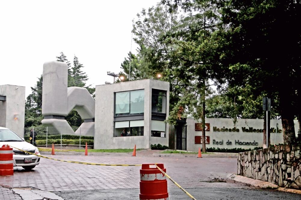 Así luce la fachada de la residencia donde Don Neto cumplirá su condena domiciliara, en el fraccionamiento Hacienda de Valle Escondido, en Atizapán (JUAN BOITES. EL UNIVERSAL)