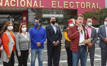 Mario Delgado pide bajar espectaculares… piden voto para él por teléfono