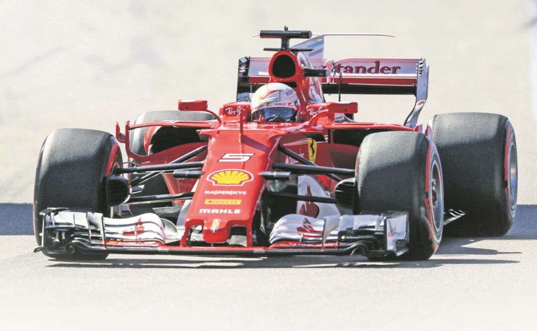 Sebastian Vettel, dispuesto a superar a Lewis Hamilton. (XINHUA)