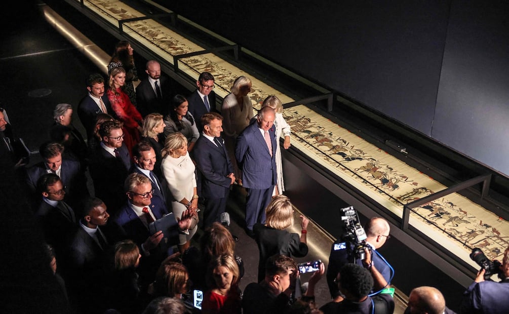 Los reyes británicos, Carlos III y Camila,, junto al presidente francés Emmanuel Macron y su esposa Brigitte, inauguraron la exposición del emblemático Tapiz de Bayeux. Foto: AFP