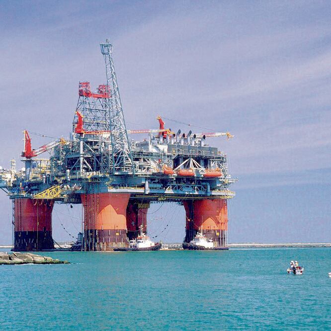 La mezcla mexicana de exportación se venderá en 55 dólares por barril, 7 dólares más barato que en 2018, prevé la Secretaría de Hacienda. EFE