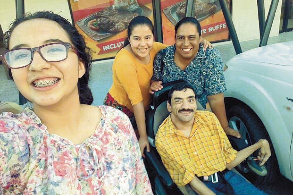 Reynaldo Alcorta Benavides, su esposa Verónica Gómez y sus hijas Natalia y Rebeca fueron reconocidos como familia por el DIF Coahuila. Foto: CORTESÍA