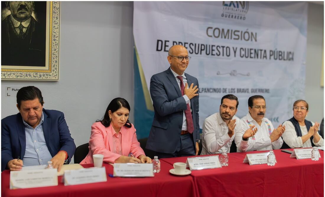 René Vargas Pineda, actual Secretario de Planeación y Desarrollo Regional del gobierno de Guerrero, quien festejó su fiesta de cumpleaños en las oficinas del Palacio de Gobierno (17/01/2025). Foto: X (@ReneVargasPi)