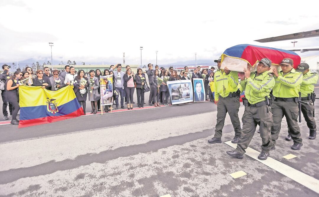 Miembros de la Policía Nacional de Ecuador trasladan el féretro de uno de los periodistas asesinados por disidentes de las FARC. (XINHUA)