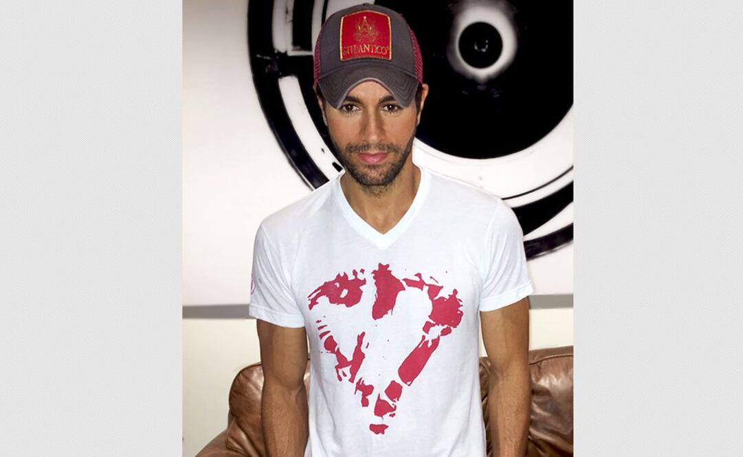 Los fondos se recaudarán a través de la venta de unas camisetas inspiradas en el corazón que Enrique Iglesias dibujó con su propia sangre sobre su ropa después de que un dron le provocase cortes en la mano. FOTO: AP
