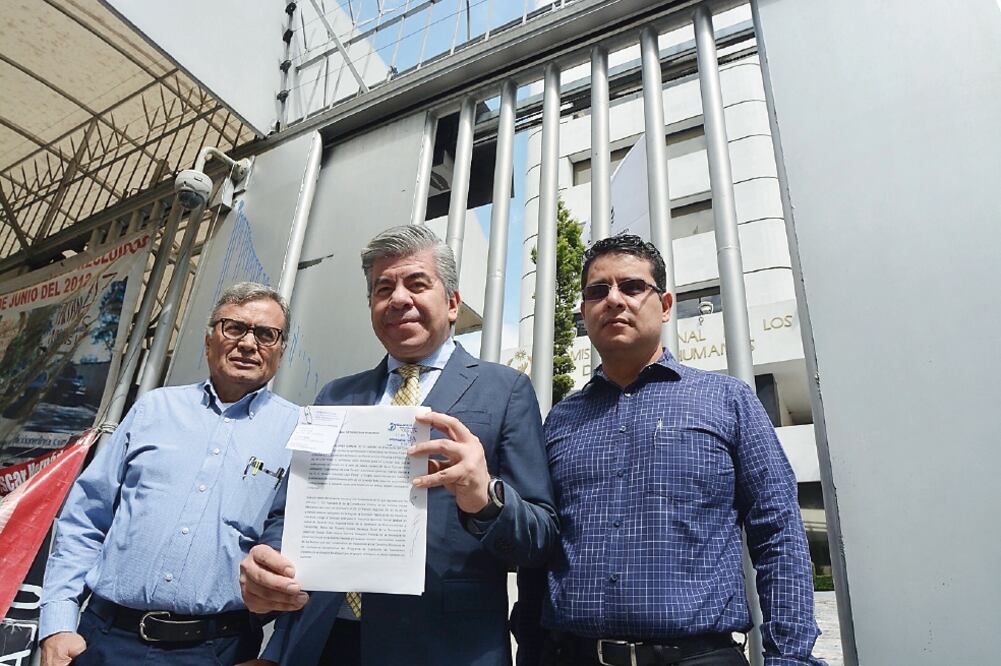 El presidente del PRD-DF, Raúl Flores (al centro), denunció ayer la toma de datos biométricos ante la Comisión Nacional de Derechos Humanos (ESPECIAL)