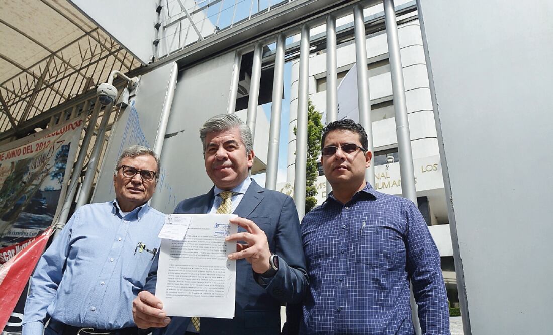 El presidente del PRD-DF, Raúl Flores (al centro), denunció ayer la toma de datos biométricos ante la Comisión Nacional de Derechos Humanos (ESPECIAL)