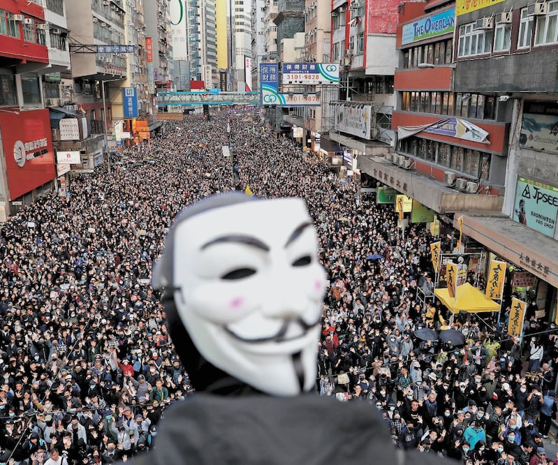 Un manifestante con la máscara de Vendetta durante la protesta de ayer en Hong Kong organizada por el Frente Cívico para los Derechos Humanos. Foto/DANISH SIDDIQUI. REUTERS
