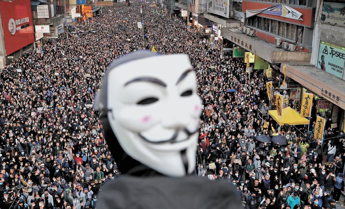 Un manifestante con la máscara de Vendetta durante la protesta de ayer en Hong Kong organizada por el Frente Cívico para los Derechos Humanos. Foto/DANISH SIDDIQUI. REUTERS