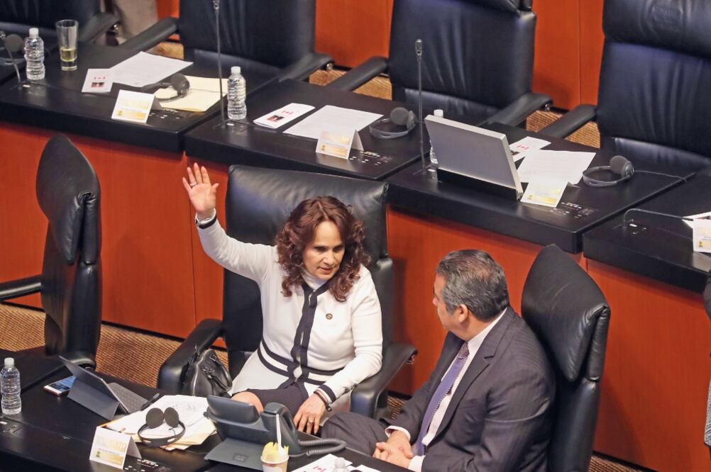 La coordinadora del PRD en el Senado, Dolores Padierna Luna, ayer con su rival Raúl Morón en el pleno de la Cámara Alta. (LUCÍA GODÍNEZ. EL UNIVERSAL)