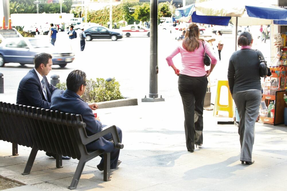 Según cifras de El Colegio de México, en la Ciudad de México 93% de las mujeres han recibido miradas lascivas en espacios públicos (ARCHIVO. EL UNIVERSAL)