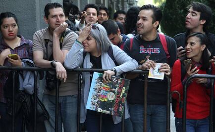 Fans de Paul McCartney aguardan afuera de su hotel