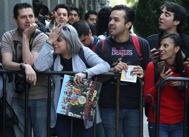 Fans de Paul McCartney aguardan afuera de su hotel