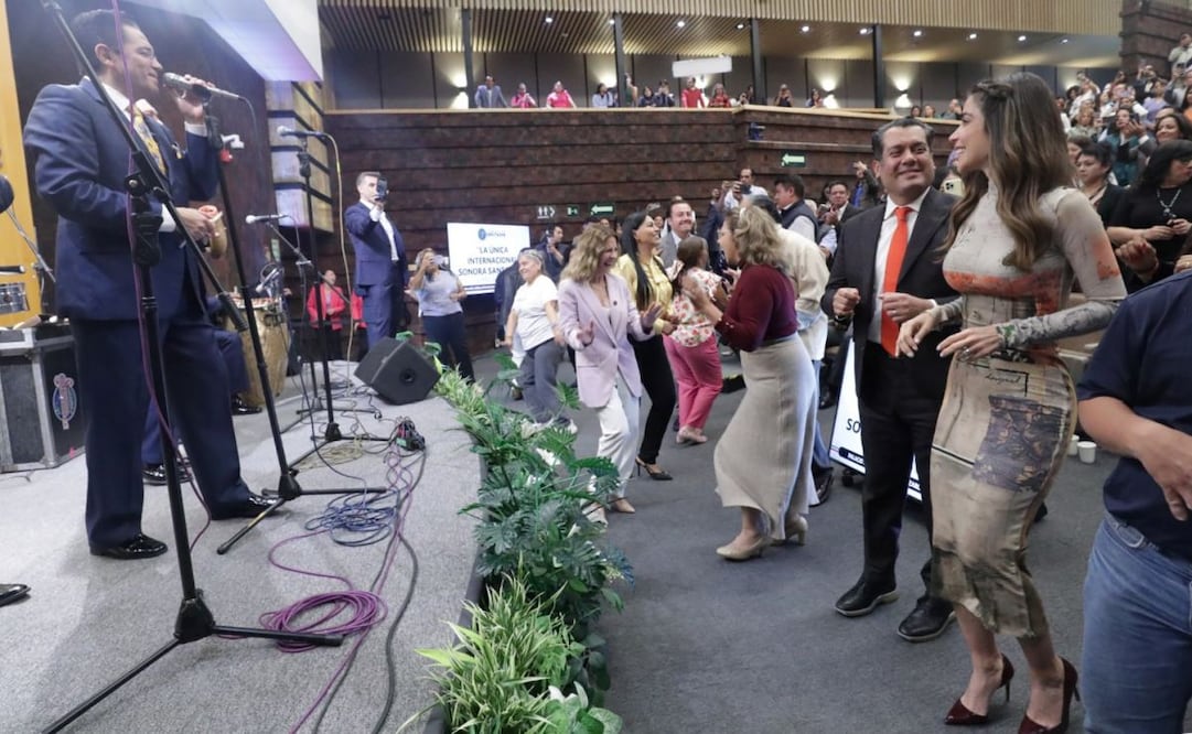Sergio Gutiérrez Luna baila con su esposa, Diana Karina Barreras, en el auditorio Aurora de la Cámara de Diputados por los 70 años de la Sonora Santanera. Foto: Especial.