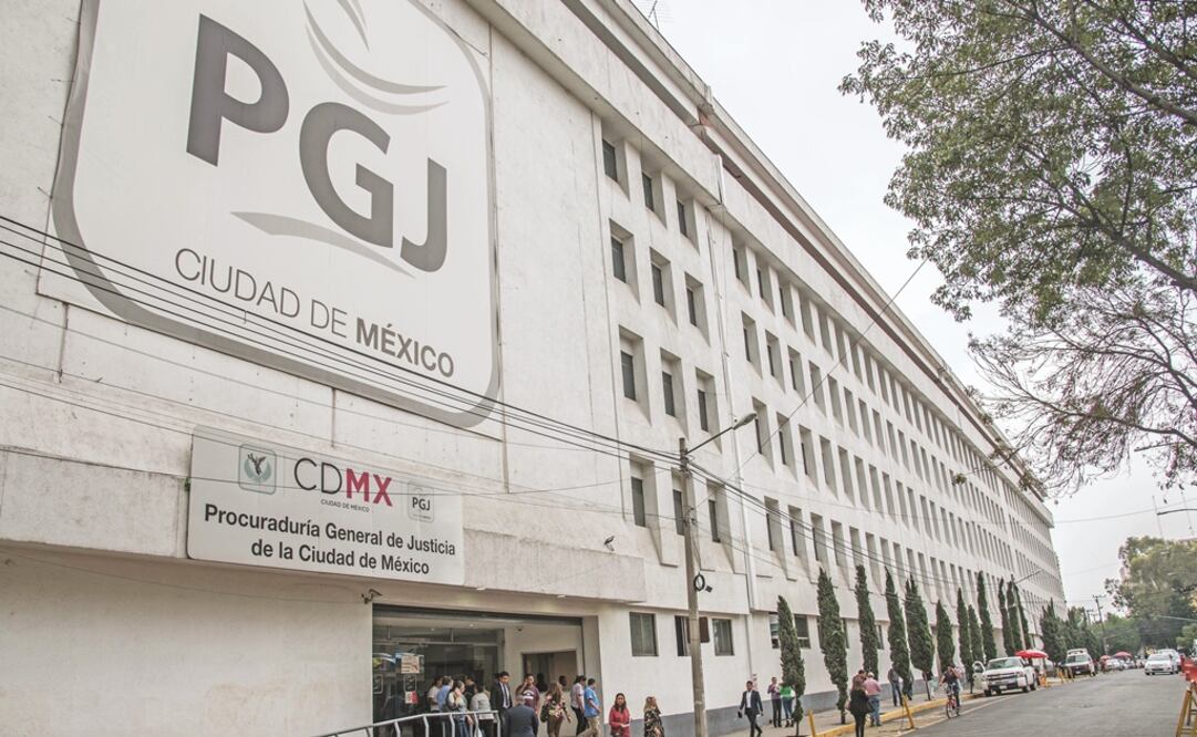 Peritos acudieron a recabar las evidencias del suicidio del menor de edad, que se registró en la alcaldía Gustavo A. Madero. Foto: CUARTOSCURO
