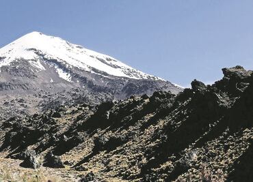 Mueren 2 en caída de avioneta en faldas del volcán Pico de Orizaba