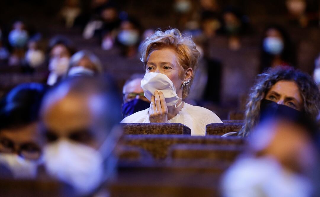 Imagen de la actriz Tilda Swinton usando un cubrebocas durante la inauguración del Festival de cine de Venecia. Foto: AP /Domenico Stinellis, archivo