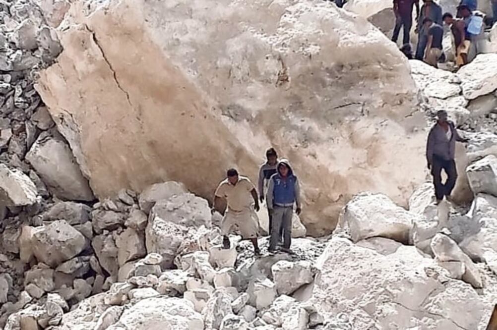 La remoción de escombros se dilató más de 30 horas. La quinta víctima que fue recuperada es un joven que operaba una máquina retroexcavadora. Foto: ESPECIAL