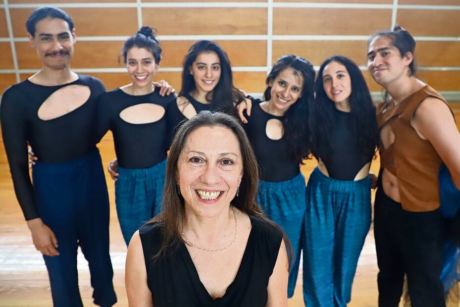 Cecilia Appleton junto a bailarines de Contradanza, compañía que nació 1983 como un grupo que se oponía a procedimientos, contenidos y lenguajes tradicionales. Foto: Berenice Fregoso / EL UNIVERSAL