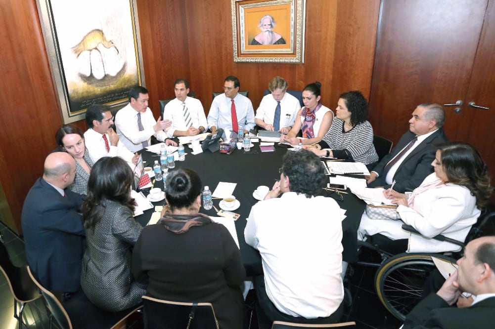 El secretario de Gobernación, Miguel Ángel Osorio Chong, se reunió con senadores que integran la “Operación Monarca”, un esfuerzo legislativo para tender alianzas con migrantes, empresarios y congresistas de Estados Unidos (CORTESÍA)