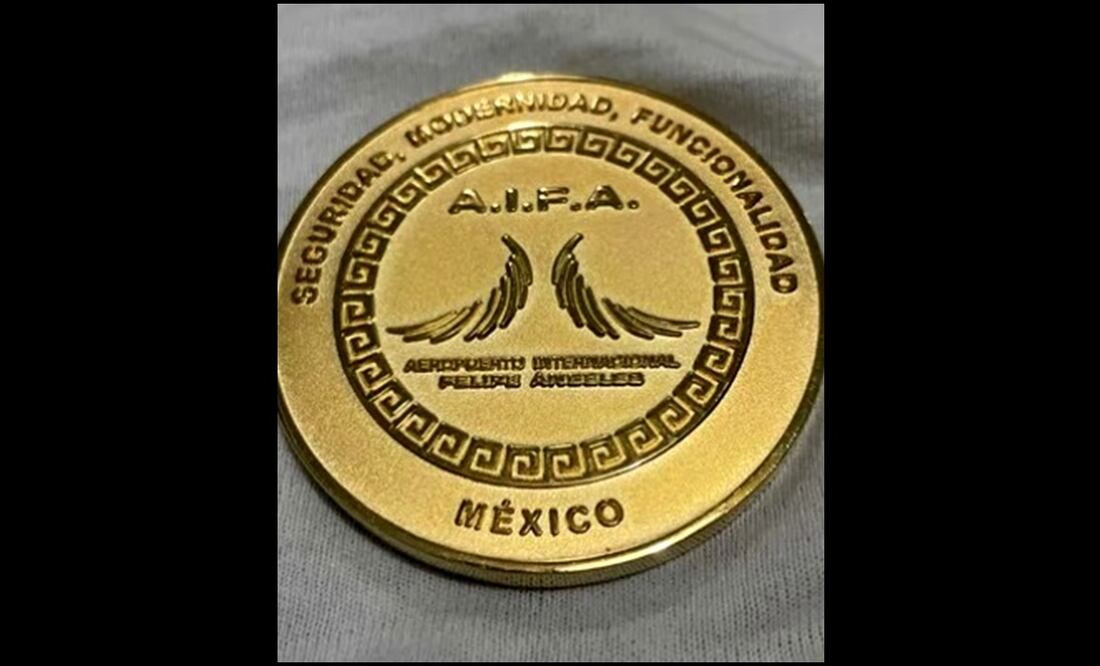 Una de las monedas conmemorativas de la inauguración del AIFA que se regalaron a invitados en la ceremonia del inicio de operaciones se vende por 5 mil pesos en un portal de internet. Foto: especial